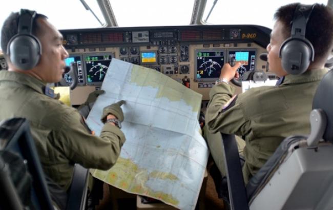 На місці падіння в море аеробуса AirAsia знайдений 10-метровий об'єкт