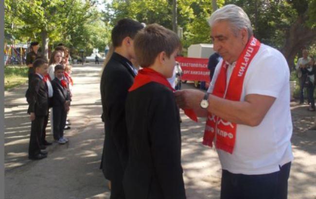 "Всегда готов": в Севастополе коммунисты приняли детей в пионеры