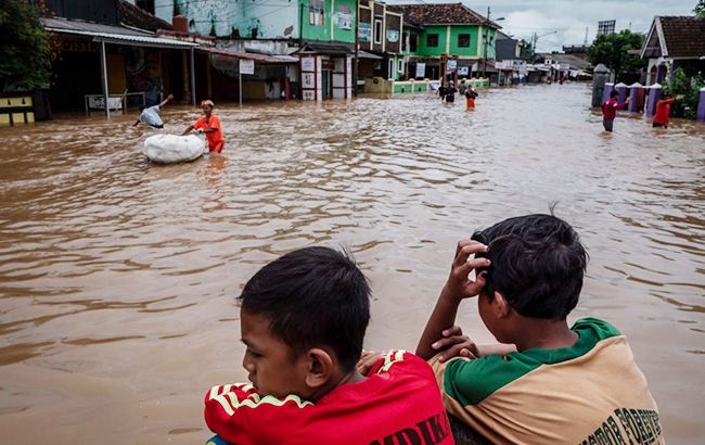В Индонезии из-за наводнения погибли по меньшей мере 59 человек