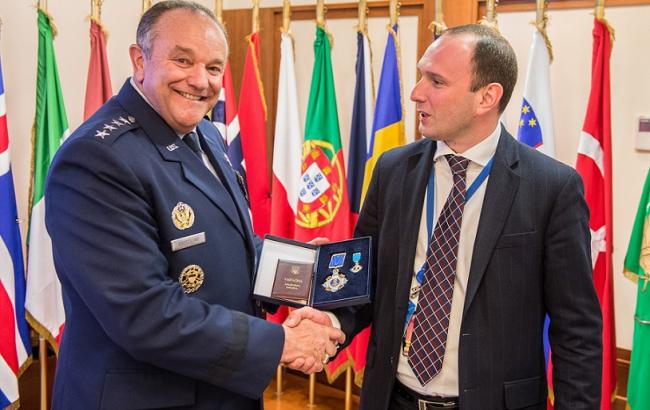 Порошенко нагородив екс-головнокомандувача НАТО Філіпа Брідлава орденом Ярослава Мудрого