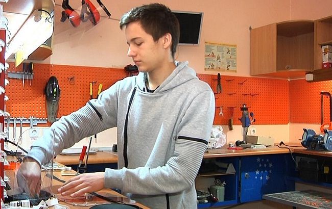 Украинские студенты печатают на 3D-принтере защиту для медиков, которые борются с COVID-19