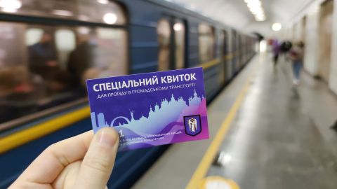 В Киеве девушка продавала липовые спецпропуска на транспорт: в полиции рассказали детали