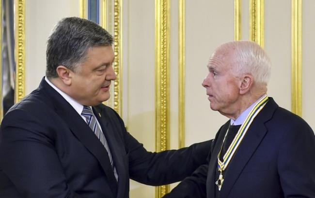 Порошенко пригласил Маккейна посетить Донбасс