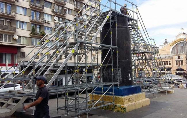 В Киеве начали установку новой инсталляции вместо памятника Ленину