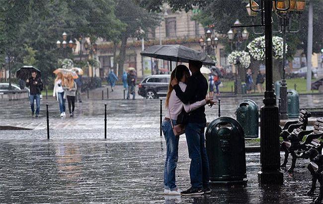 Синоптики попереджають про дощі у західних областях України