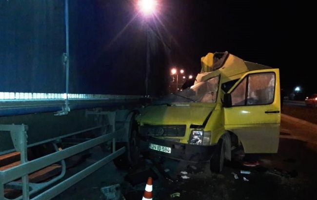 У Вінниці мікроавтобус зіткнувся з вантажівкою