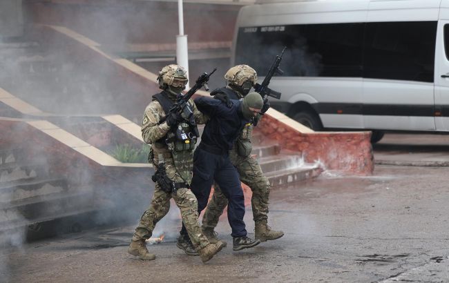 Проникали в дома и избивали владельцев: в Одесской области задержали банду грабителей