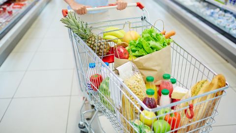Ніколи не кладіть це в кошик: найшкідливіші продукти з супермаркетів