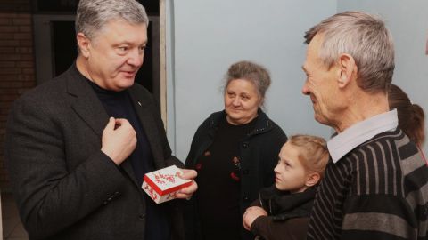 Команда Порошенко подарила дом семье из Марьинки