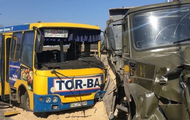 В Луцке столкнулись грузовик и маршрутка, пострадали восемь человек