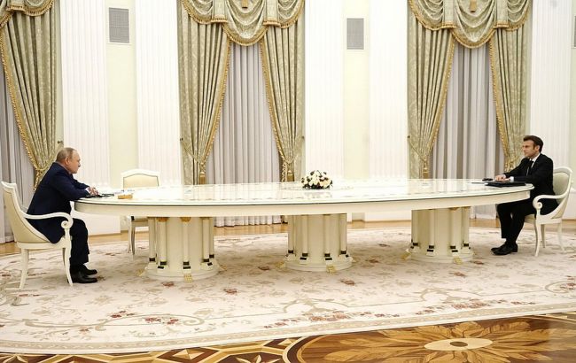 Путін у Москві тримав Макрона на відстані через відмову здати ПЛР-тест, - Reuters