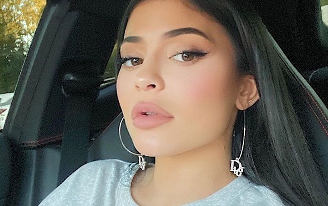 Спокуслива левиця: Кайлі Дженнер похвалилася розкішними формами в ефектному комбінезоні