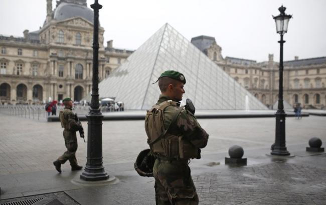 Двір Лувру, де Макрон розмістив прес-центр, знову відкрили після евакуації