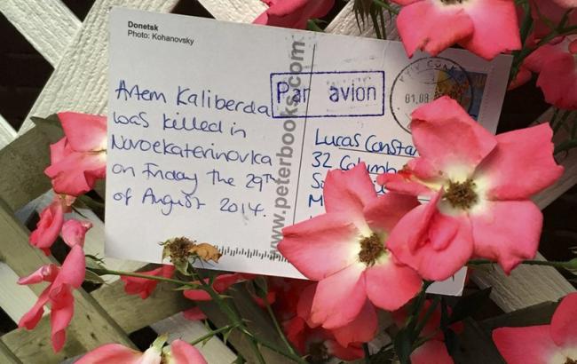 Две девушки рассылают по миру открытки с именами погибших на Донбассе