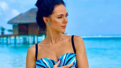 В шелках и среди простыней: Вика из НеАгелов завела сеть пикантными постельными фото