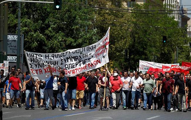 В Греции чиновники вышли на протест из-за низких зарплат