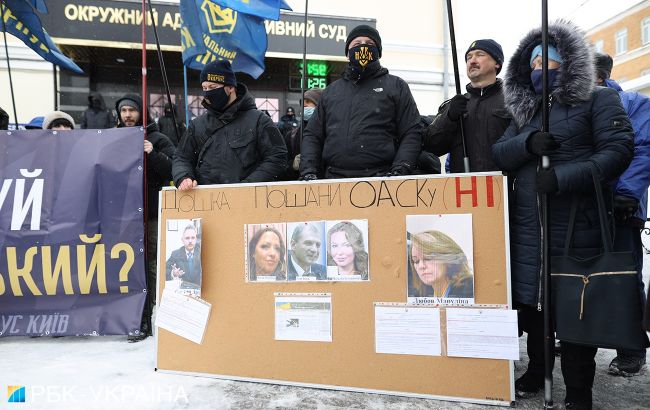 Перейменування проспекту Бандери: під ОАСК влаштували протест, палять фаєри