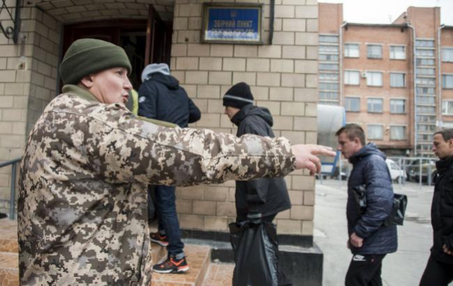 У Києві відпустили з військкомату всіх затриманих в нічному клубі