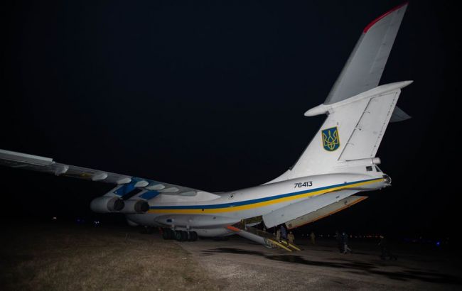 Звільнені українці вилетіли до Києва з військового аеродрому в Харківській області