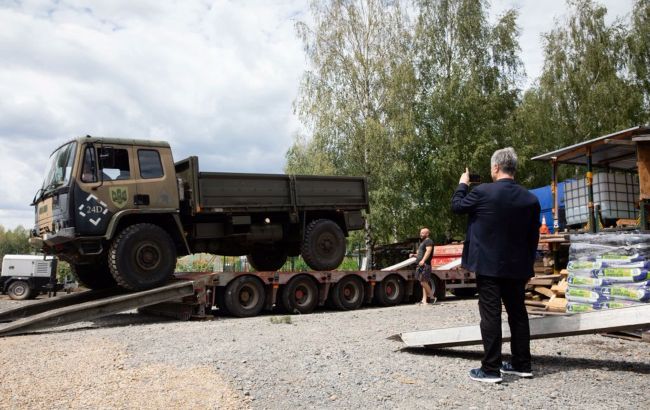 Порошенко показал британские грузовики, приобретенные для ВСУ