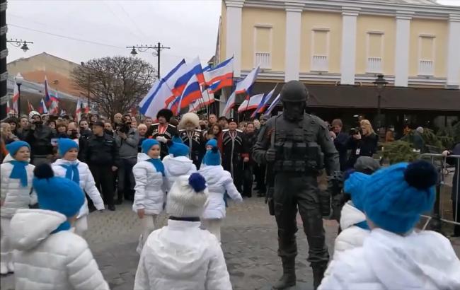 Танец детей, поклоняющихся памятнику оккупанта в аннексированном Крыму, вызвал негодование в сети