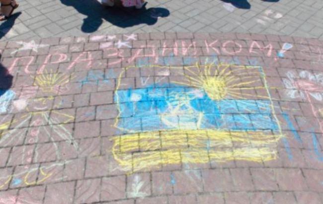 В оккупированном Севастополе дети нарисовали украинский флаг