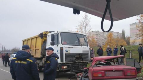 В Полтаве грузовик столкнулся с легковушкой, есть погибшие