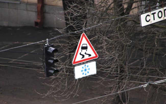Правоохоронці попереджають водіїв і пішоходів про ожеледицю у Києві