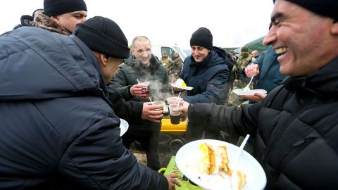 У мережі показали перший обід полонених українців на волі: що вони їли