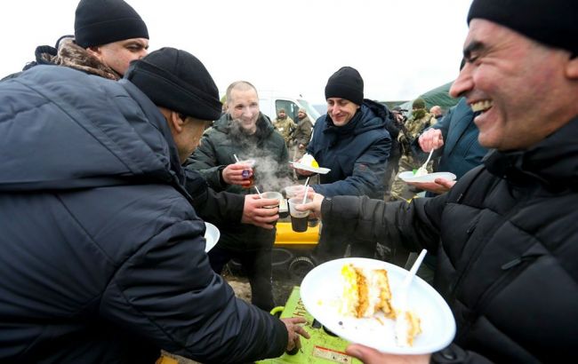 У мережі показали перший обід полонених українців на волі: що вони їли