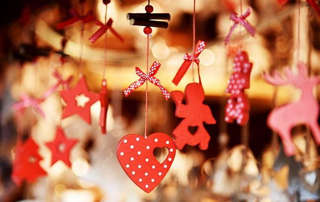 В Киеве Санта на "Мустанге" раздает конфеты на остановке (видео)