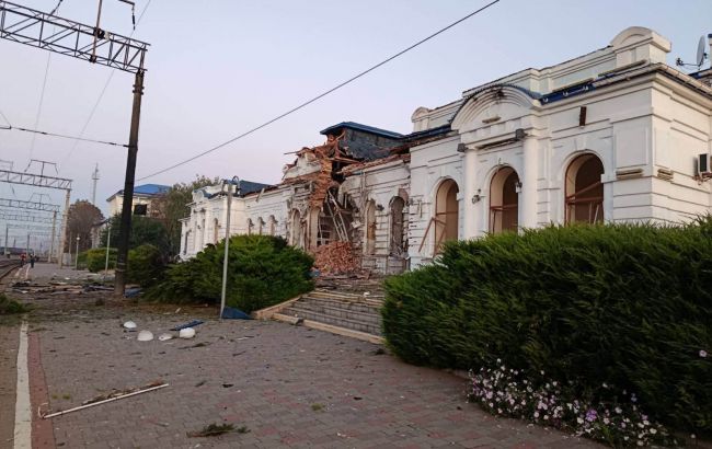 Окупанти розтрощили вокзал на Харківщині (фото)