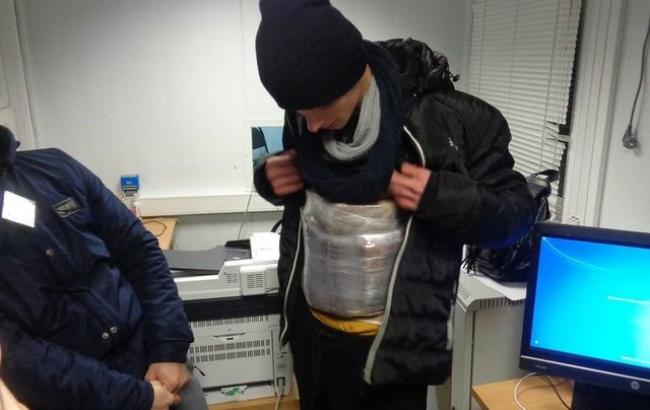 У Криму затримали чоловіка з приклеєною до тіла ковбасою і сиром: у мережі сміються