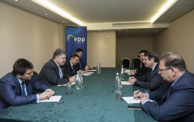 Президент Кіпру на зустрічі з Порошенком підтвердив позицію щодо санкцій ЄС проти Росії