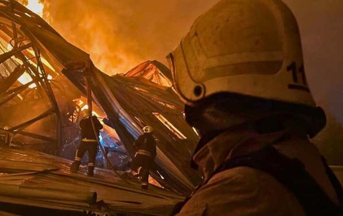 У Києві під час атаки дронів було пошкоджено КВЦ "Парковий"