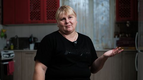"Дорослі діти нікому не треба". Історія мами, яка всиновила 8 дітей і врятувала їх від окупації (відео)