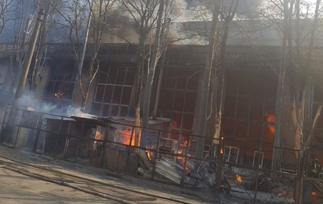 Пожежу на складі в Києві ліквідували