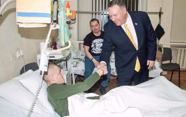 Госсекретарь США посетил украинских военных в госпитале