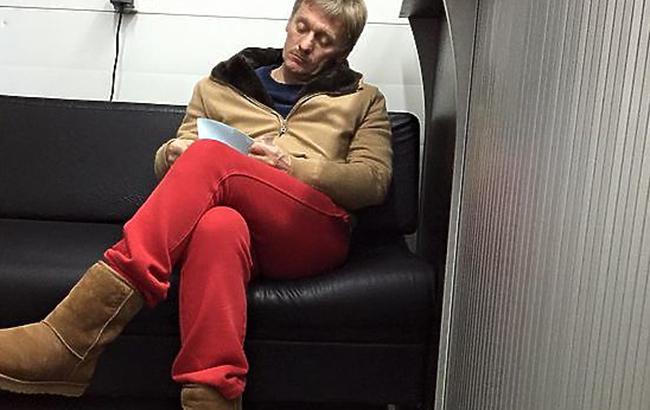 Песков объяснил появление в красных штанах: Жена в командировку уехала