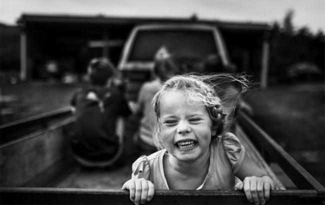 Босоногая свобода: фотограф показала радости детства без гаджетов и соцсетей