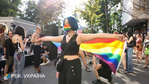 "Традиционалисты" против ЛГБТ: яркие фото с прайда под офисом Зеленского