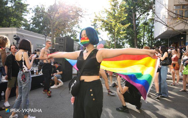 "Традиціоналісти" проти ЛГБТ: яскраві фото з прайду під офісом Зеленського