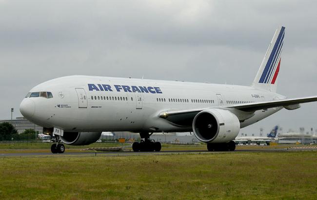 Гражданка Франции скончалась на борту самолета Boeing 777, летевшего из Токио в Париж