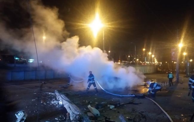 В Киеве авто столкнулось с бетонным столбом, есть погибший и раненые