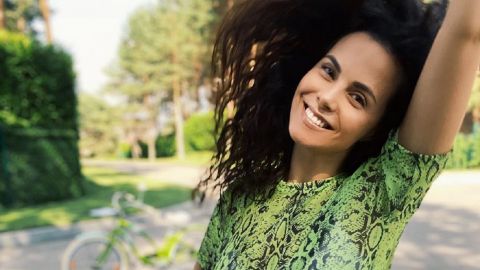 Лесная фея: босоногая Каменских в коротком платье восхитила натуральной красотой