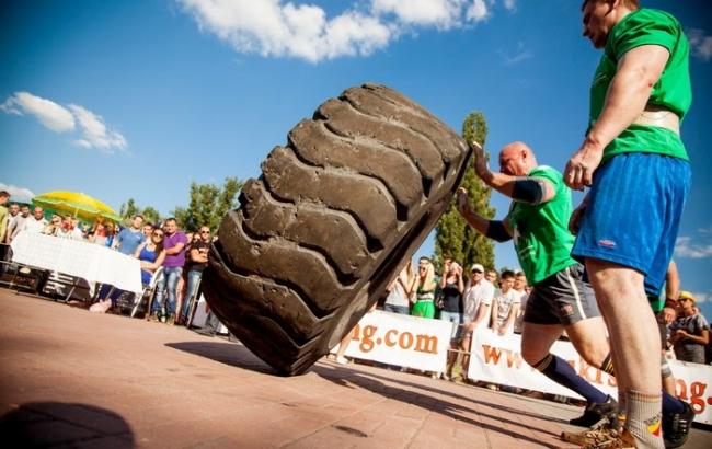 На львовском фестивале экстремального спорта богатыри подняли гигантскую шину