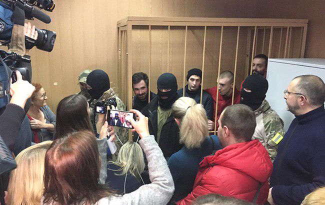 Суд у РФ продовжив арешт 12 захопленим українським морякам