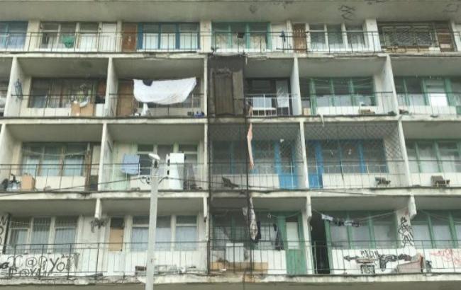Шприцы и наркоманы: в сети показали жуткие условия жизни в общежитии студентов в Севастополе (фото)