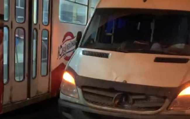 В Днепре пьяный водитель сбил пешеходов, пытаясь избежать столкновения с трамваем