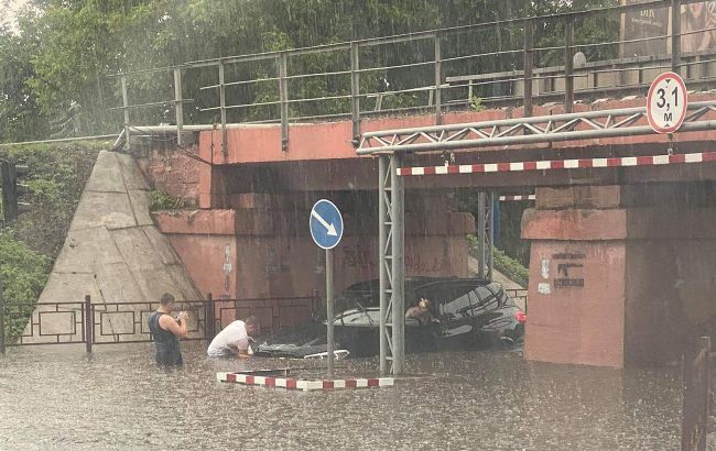 У Миколаєві затопило центр міста, в Ужгороді - цілий район